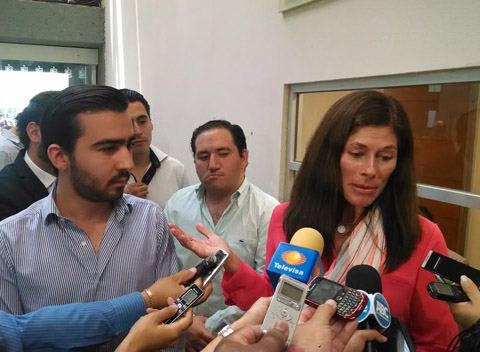 Jóvenes sampetrinos y la diputada del PAN Rebeca Clouthier presentaron la reforma.