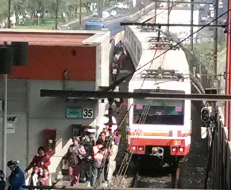 Al menos seis trenes de la Línea A son desalojados al quedar varados pro fallas de energía eléctrica.