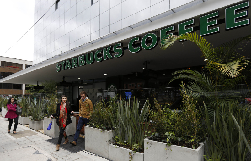 Los primeros clientes llegan al Starbucks recién inaugurado en Bogotá, Colombia.
