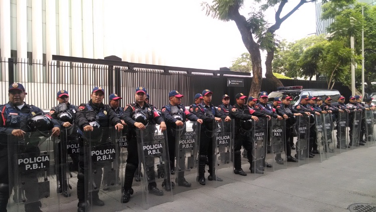 El Senado se encuentra rodeado por una valla de policías