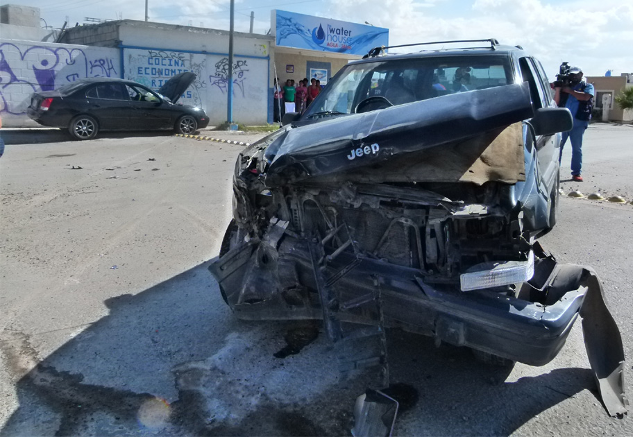 Se pasa el alto y choca contra un auto- Grupo Milenio