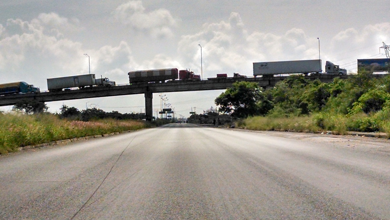 Los camioneros fueron los más afectados por el corte en la circulación.