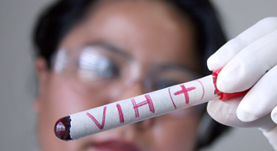 ONUSIDA estima que 19 de las 35 millones de personas que viven con el virus desconocen que son seropositivas.