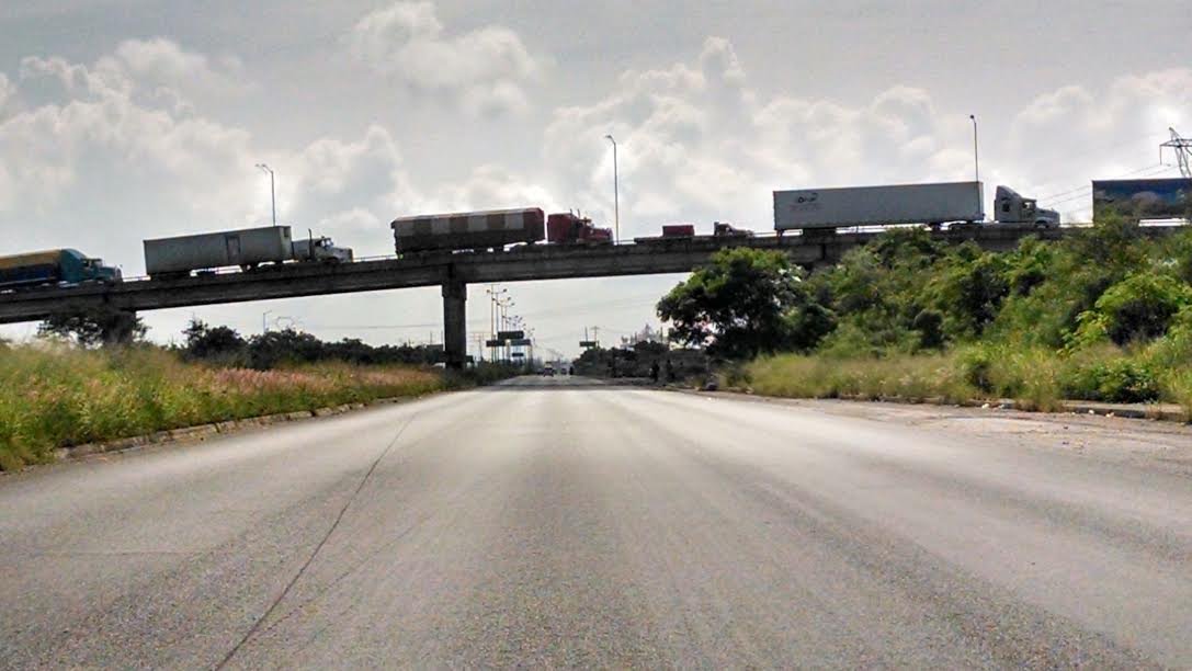 Sobre el puente se pueden apreciar unidades a la espera de poder pasar por la caseta.
