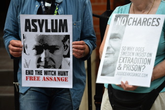 Seguidores de Julian Assange se manifiestan hoy ante la embajada de Ecuador en Londres