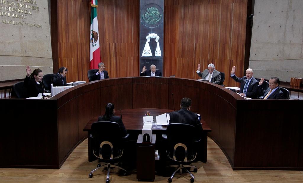 Por cuatro votos a favor y tres en contra, el pleno del Tribunal revocó la resolución del entonces IFE que declaró infudada la queja.