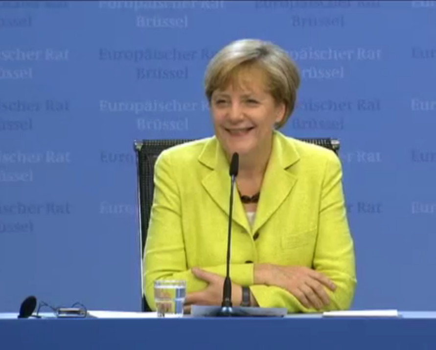 La canciller alemana, Angela Merkel, respondió con una sonrisa ante la sorpresiva interpretación.