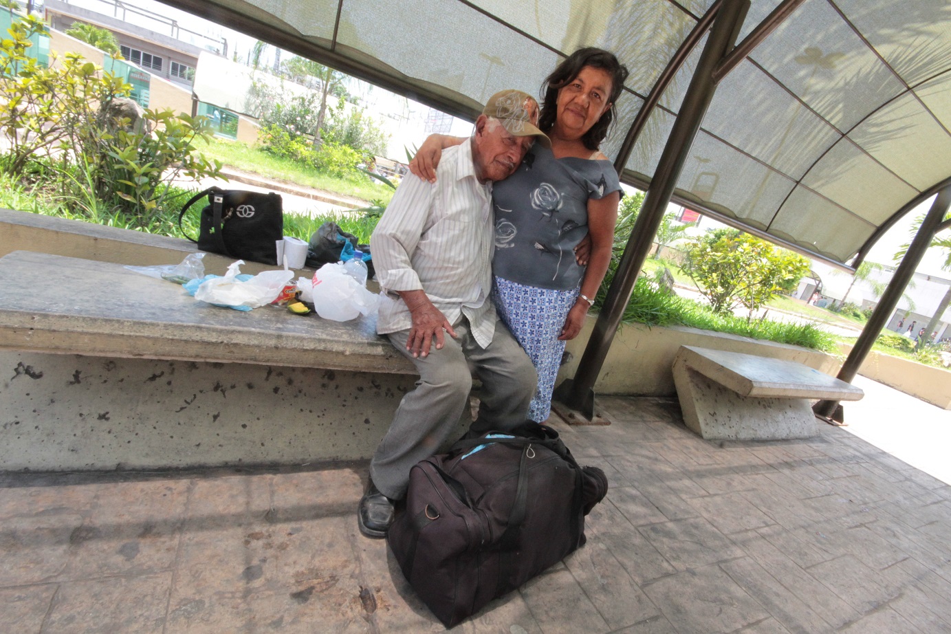 Crispín Cruz y Verónica Torres viven en la Plaza Isauro Alfaro de Madero, ya que sus familias prácticamente los abandonaron a su suerte.