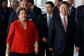 El presidente chino, Xi Jinping (d) y la presidenta de Brasil, Dilma Rousseff (i), hoy en el Palacio de Planalto, en Brasilia 