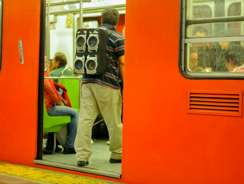 El programa de capacitación laboral para ex vendedores ambulantes del Metro solo ha tenido deserciones, dijo el jefe de Gobierno del Distrito Federal,