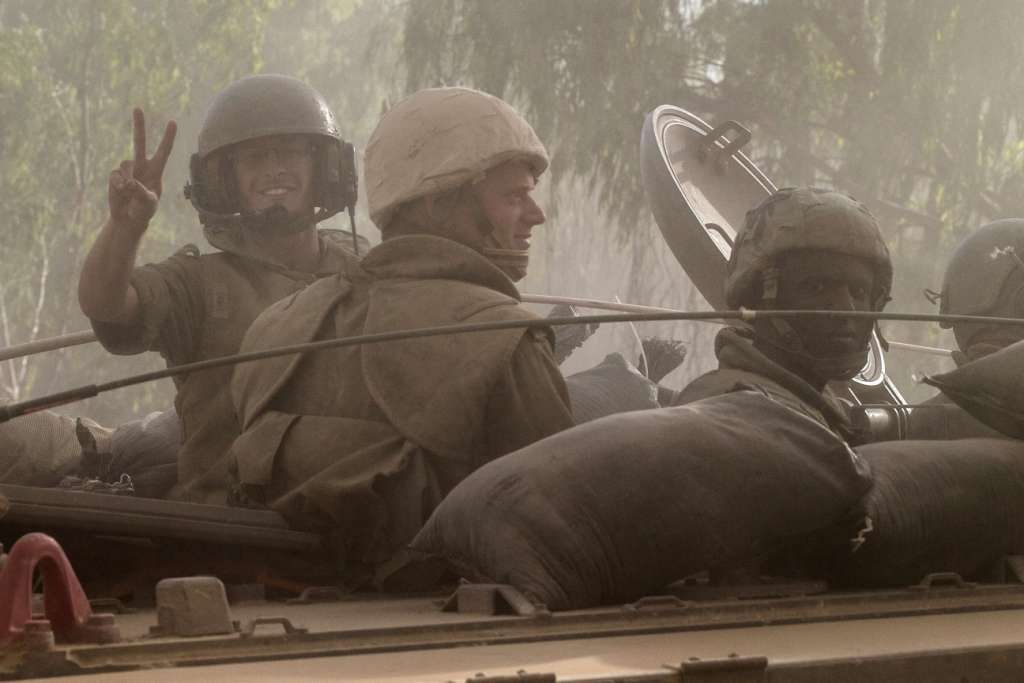 Un soldado israelí hace la señal de la victoria en la zona de despliegue del ejército cerca de la frontera de Israel con la Franja de Gaza.