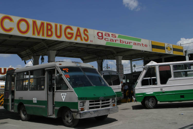 Actualmente, sólo algunos vehículos de transporte público utilizan gas natural.
