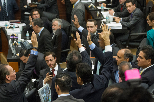 Votación de legisladores durante la sesión de la Comisión Permanente, donde se aprobó el periodo extraordinario para discutir las leyes secundarias en