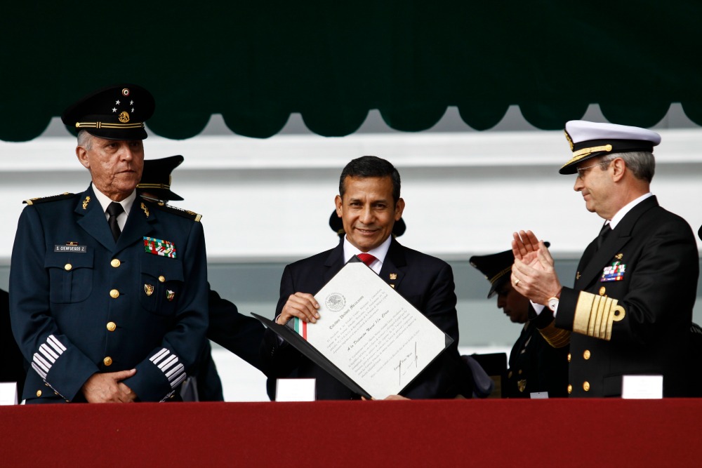 Al centro, el presidente de Perú.
