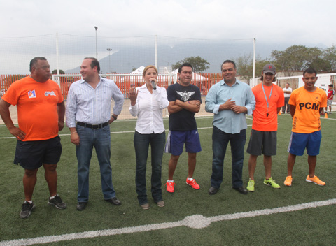 La alcaldesa de Monterrey en la inauguración de las canchas en la colonia Fomerrey 114. 