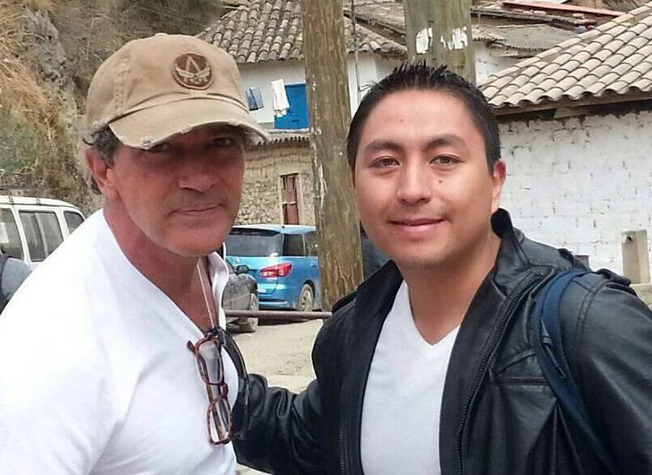 Antonio Banderas se tomó fotos con las personas del lugar. 