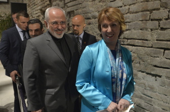 Catherine Ashton (d), Alta Representante de Asuntos Exteriores de la UE, y el canciller iraní, Mohamad Javad Zarif (i), en Viena