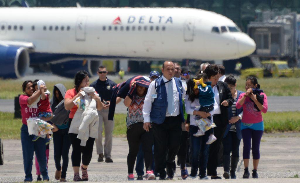 Parte de un grupo de siete niños guatemaltecos acompañados por sus madres, procedente de EU, es escoltado a la base de la Fuerza Aérea en Guatemala.