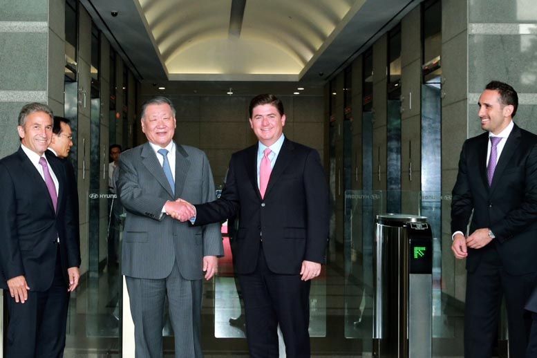 El mandatario estatal saluda al presidente del Consejo de Administracion de Hyundai, Chung Mong-Koo.