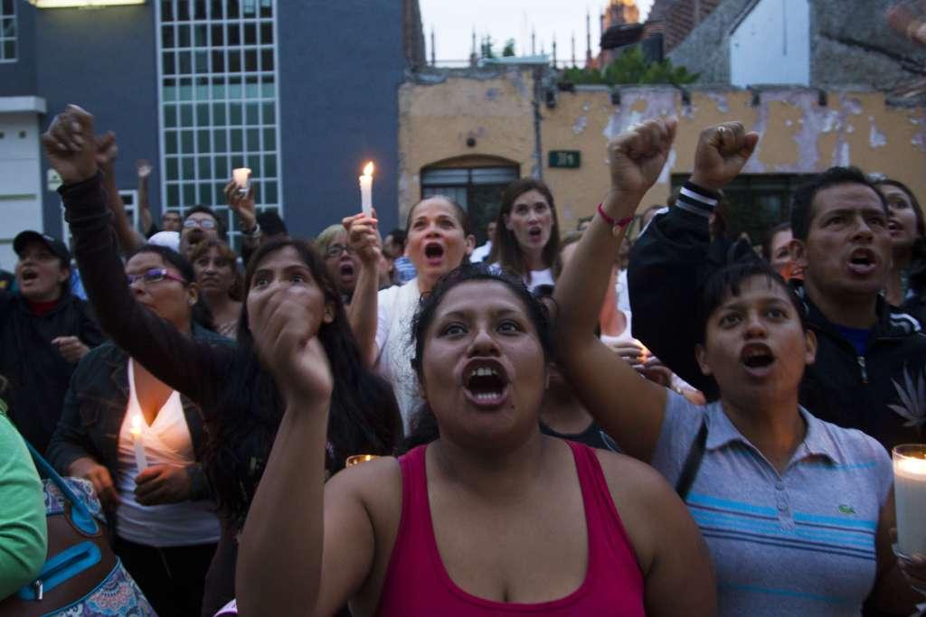 Seguidores de 'Mamá Rosa' se reúnen afuera del hospital donde está internada desde donde gritan consignas.
