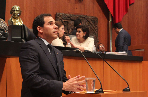 El senador del PVEM Pablo Escudero mostró estudios científicos del doctor Richard Müller.