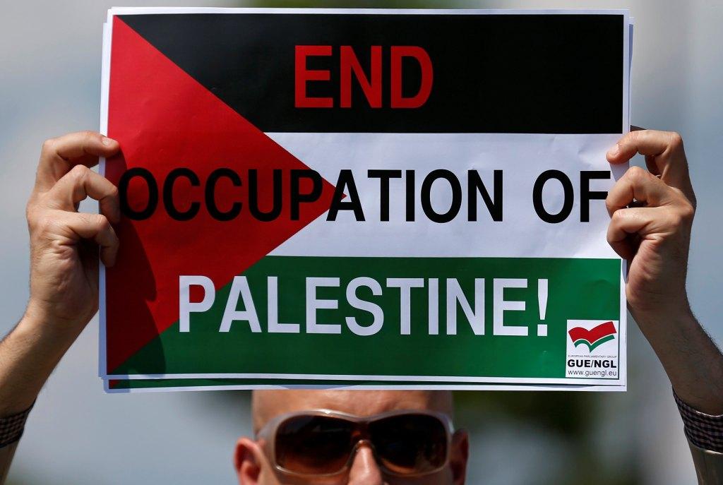 Frente al Parlamento Europeo, pro palestinos exigieron que Israel detenga su ofensiva contra Gaza.
