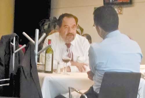 Los legisladores Larios y Lozano, con una botella de tinto.