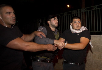 Policías israelíes arrestan a árabes israelíes mientras protestan contra la ofensiva israelí en Haifa, en el norte de Israel
