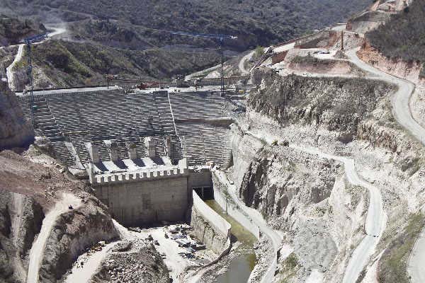 Los trabajos en la presa lucen avanzados, ya se puede observar lo que será la cortina.