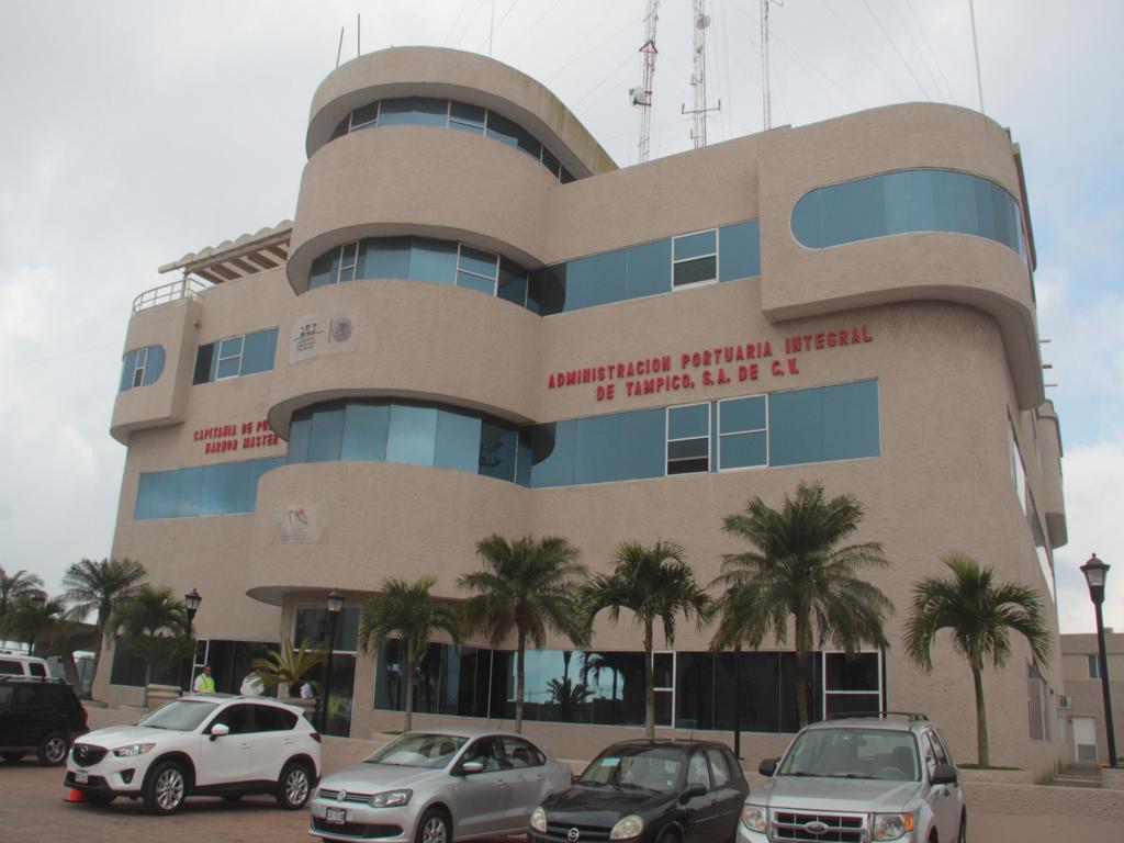 Unidades de protección vigilan las instalaciones portuarias.