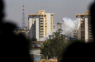 El humo de las explosiones surge junto a una carretera que conduce al aeropuerto internacional de Trípoli 