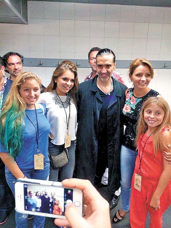 La actriz y sus hijas junto al intérprete en backstage.