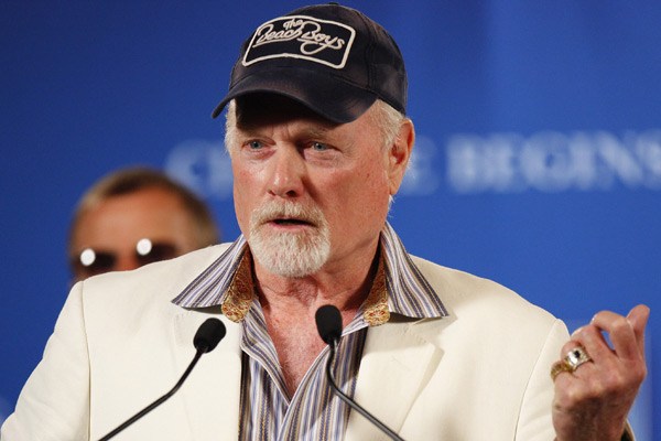 Love es uno de los miembros fundadores de The Beach Boys. 