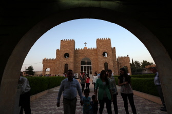 Cristianos iraquíes abandonan la iglesia de San José después de una misa en Erbil, el Kurdistán iraquí