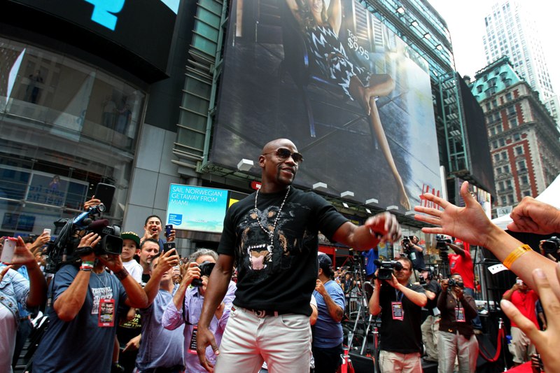 Floyd Mayweather es ovacionado por sus fans en una calle de Nueva York 