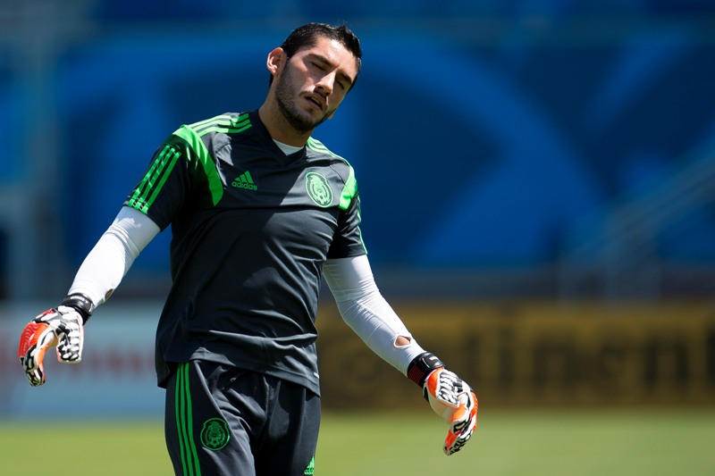 Jesús Corona en un entrenamiento de la selección mexicana en Brasil 