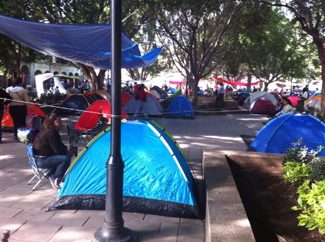 Los maestros instalaron casas de campaña en el Zócalo del Oaxaca. 