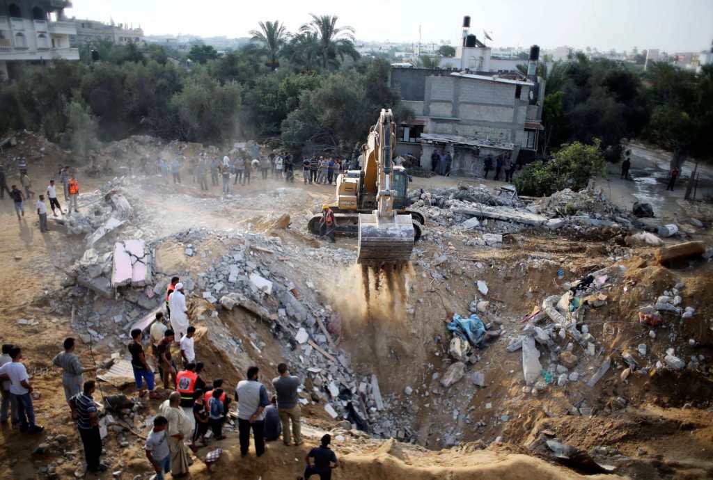 Palestinos buscan sobrevivientes entre los escombros provocados por los bombardeos israelíes. A la fecha han muerto 500 palestinos por la ofensiva isr
