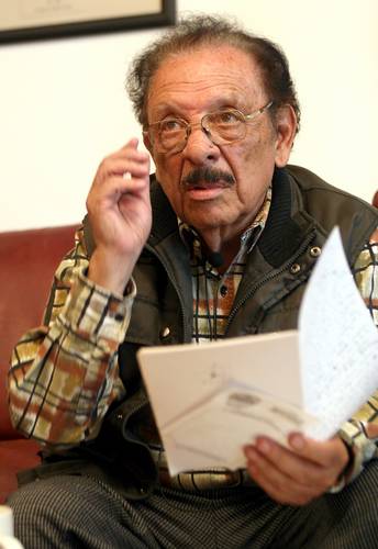 El poeta Juan Bañuelos nació en Chiapas y ha ganado premios como el Carlos Pellicer de poesía en 2001 y el Xavier Villaurrutia en 2003.