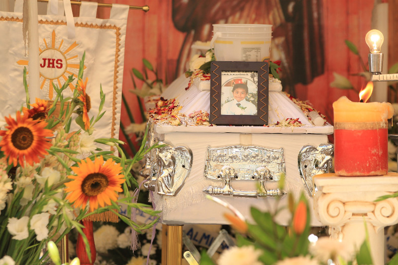Los restos de José Luis Alberto Tehuatlie fueron velados en la plaza del pueblo.