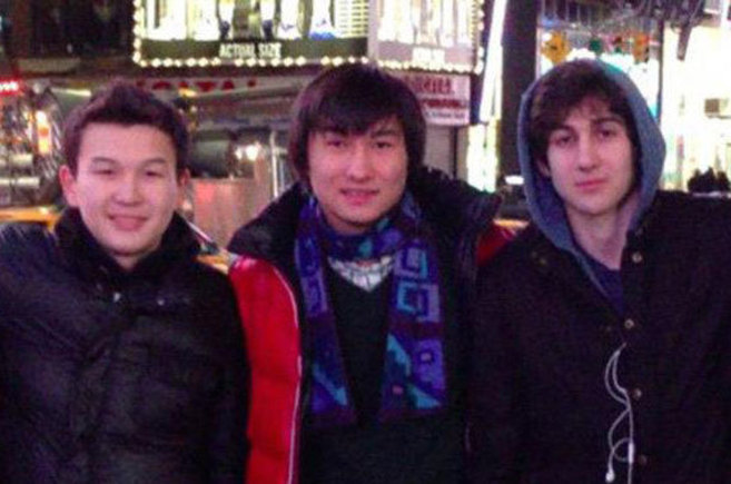 Tazhayakov (primero por la izquierda), Kadyrbayev y Tsarnaev, en una fotografía compartida en las redes sociales 