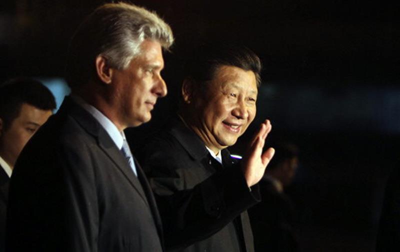 Xi Jinping (d), a su llegada hoy al aeropuerto José Martí de La Habana, con el primer vicepresidente cubano, Miguel Díaz-Canel (i) 