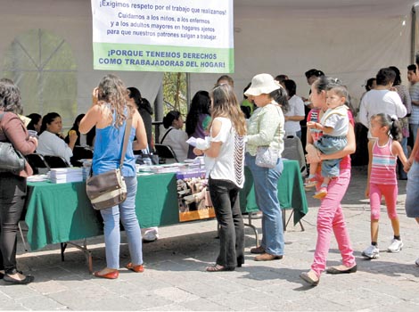 Algunas hacen las tareas de la casa sin que se les pague, pues a veces se considera una obligación de género.