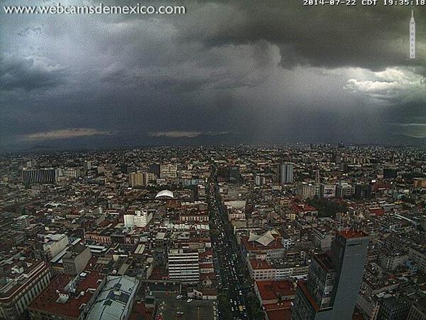 El granizo sorprendió a los capitalinos, luego de que se vivió un día muy soleado