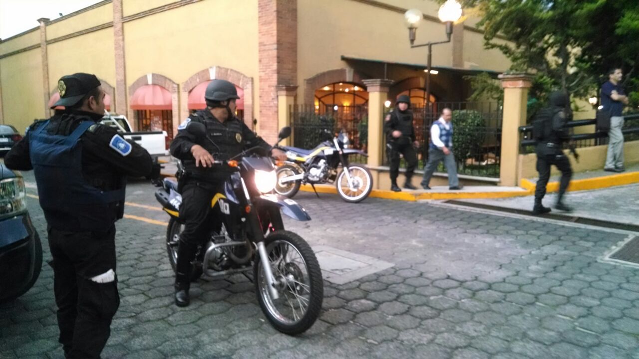 Elementos de la SSPDF acudieron al Sanborns donde se registró el tiroteo.