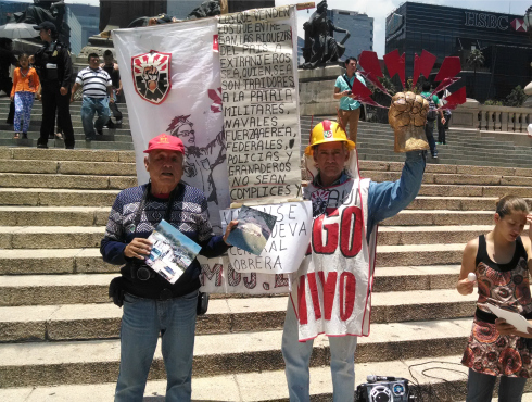 Integrantes de la Campaña por una Nueva Ley Minera protestaron desde las escalinatas del Ángel de la Independencia.