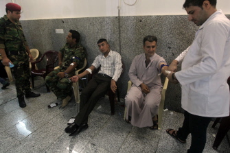 Un médico recoge sangre donada por ciudadanos iraquíes en Bagdad, en una campaña para ayudar a las fuerzas armadas