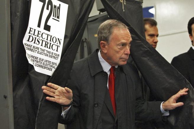 Michael Bloomberg después de votar en un colegio electoral en las municipales de 2009 en Nueva York