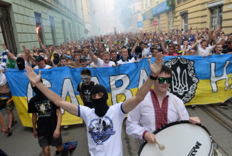Miles de seguidores de los equipos de futbol Dinamo Kiev, FC Karpaty Lviv y Shakhtar Donetsk marchan por la unidad de Ucrania en Lviv