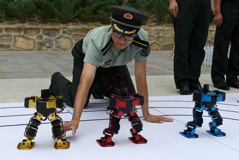 Tres pequeños robots de colores articulaban sus movimientos al ritmo de "Waka Waka", la canción oficial de la Copa del Mundo de Fútbol de 2010 popular